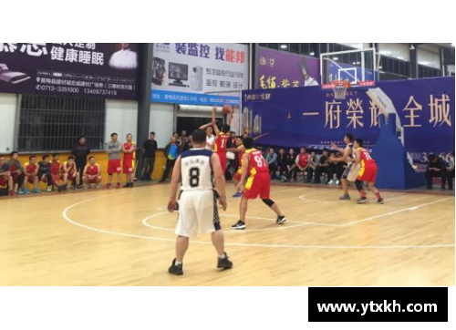 yl永利集团街头篮球明星在城市篮球场上激情对决 展现惊人技巧与力量的碰撞
